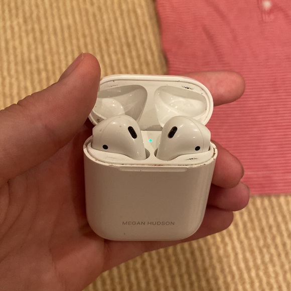 AirPods - Picture 2 of 2